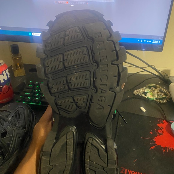 Size 11 men
No box
Extra laces included
Dust bag included 
Price debatable - Picture 3 of 4